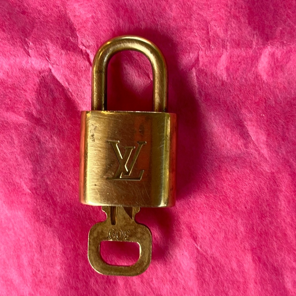 LOUIS VUITTON #309 LOCK AND KEY